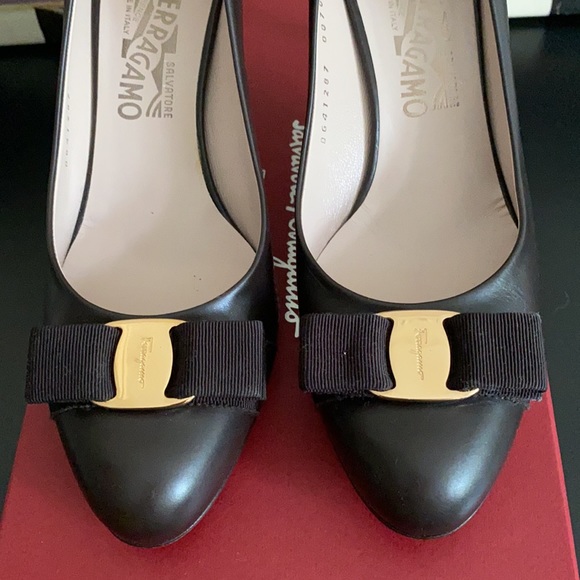 Salvatore Ferragamo Women's Pumps Sz 9 - Picture 2 of 12